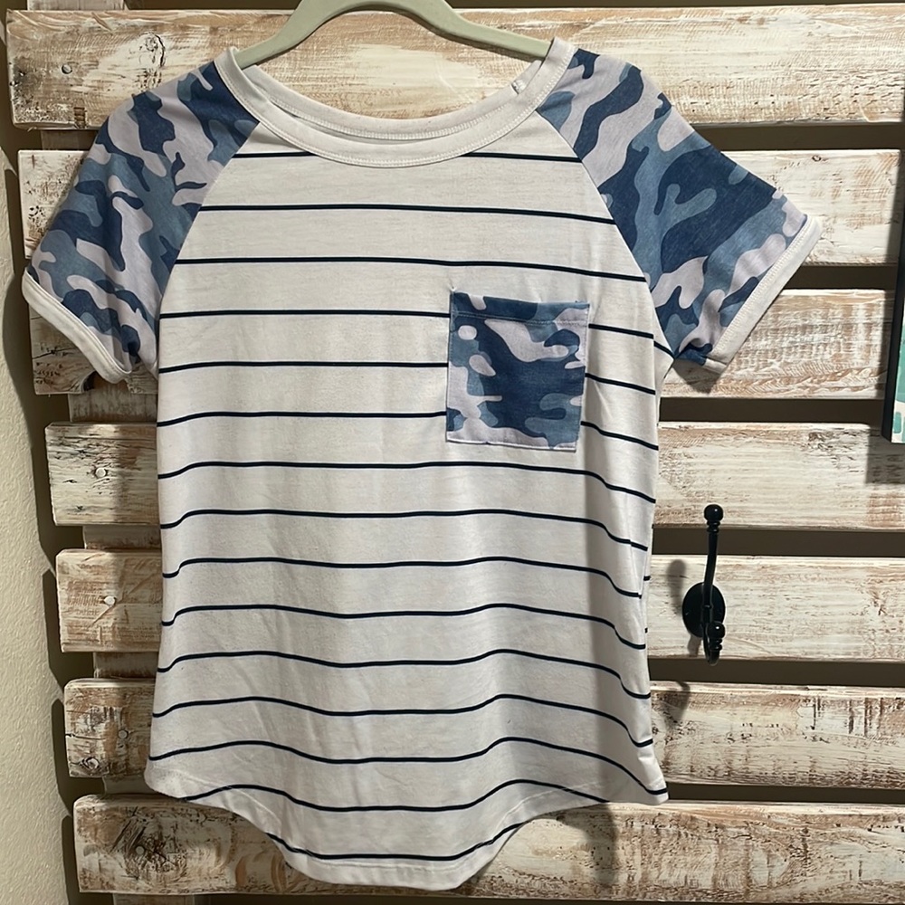 🔥🔥 (3/$20) 
Striped Camo Pocketed Patch Tee Size Small